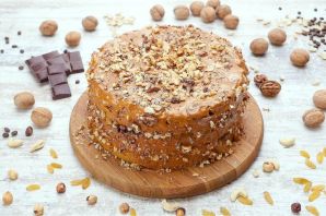 Бисквитный торт с орехами и сгущенкой