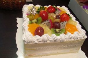 Бисквитный торт с сметанным кремом и фруктами