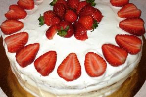 Бисквитный торт с заварным кремом и фруктами