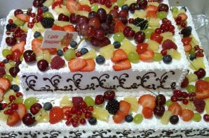 Квадратный торт с ягодами