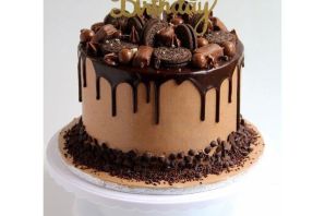 Украшение торта шоколадками