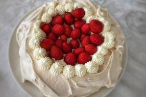 Торт молочная девочка с ягодами