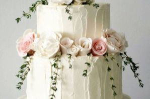 Белый торт с цветами