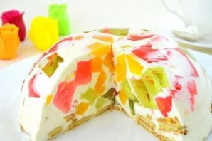 Торт битое стекло с бисквитом и фруктами