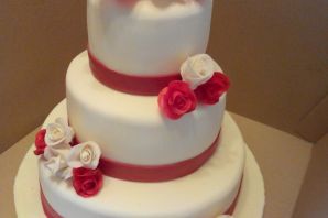 Двухъярусный торт с розами