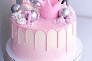 Бело розовый торт