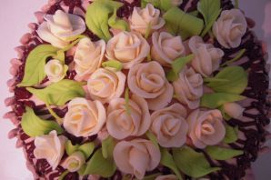 Торт с розами из мастики