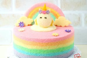 Торт с единорогом и радугой