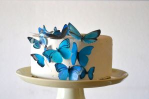 Торт с бабочками и ягодами