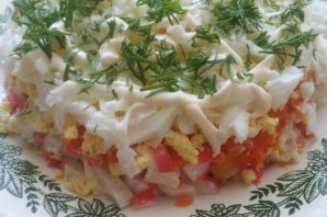 Слоеный салат с крабовыми палочками и помидорами