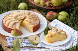 Пирог яблочный с манкой и мукой