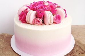 Нежно розовый торт