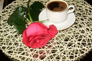 Чашка кофе и белые розы
