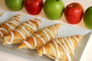 Пирожки из слоеного теста с яблоками