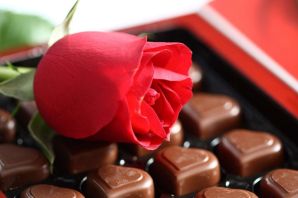 Шоколадные конфеты в красной коробке