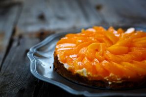 Пирог творожный с персиками
