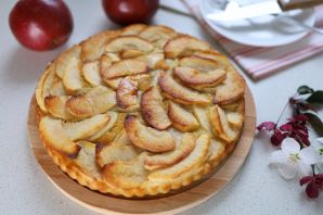 Пирог яблочный из слоеного теста