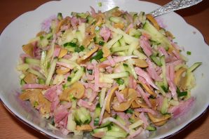 Салат с ветчиной и солеными огурцами