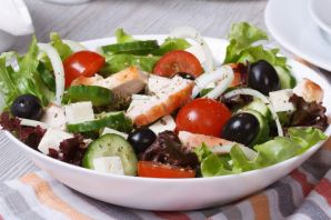 Греческий салат с бальзамическим соусом
