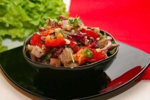 Горячий салат с говядиной и баклажанами