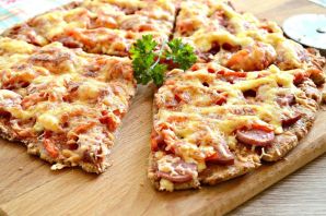 Пицца с творожным сыром и колбасой