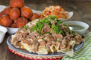 Казахское блюдо с мясом и тестом