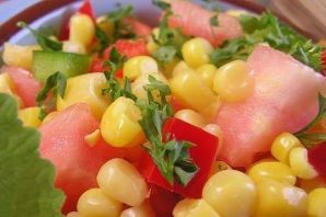 Салат с помидорами и кукурузой