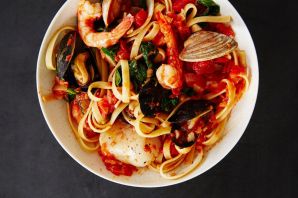 Спагетти с креветками и шпинатом