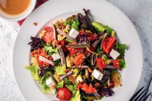 Салат с говядиной и овощами