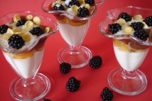Десерт из фруктов и йогурта