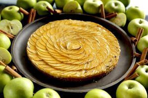 Пирог перевертыш на сковороде с яблоками