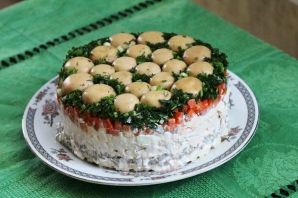 Полянка салат с жареными грибами