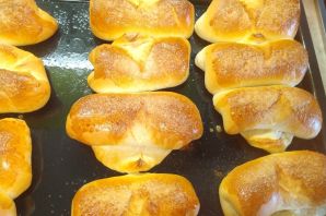 Пирожки дрожжевые с абрикосами в духовке