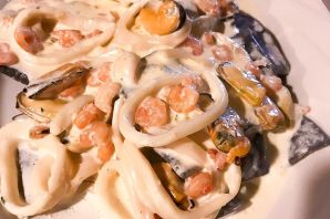 Кальмары с креветками в сливочном соусе
