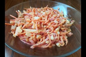 Салат с кириешками и корейской морковью