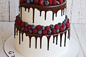 Торт с шоколадом и ягодами