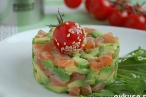 Салат с красной рыбой и помидорами