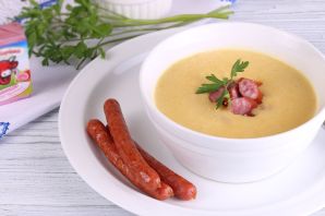 Суп с копченой колбасой и сыром