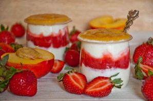 Десерт йогурт с желатином и фруктами