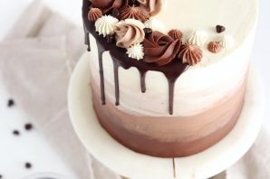 Белый торт с шоколадными подтеками
