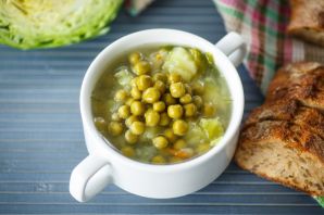 Суп с капустой и зеленым горошком