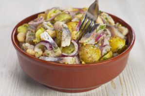 Салат картофельный с сельдью и луком