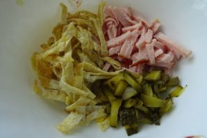 Блинчатый салат с колбасой