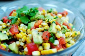 Салат с кукурузой и овощами