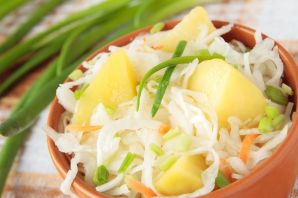 Салат из квашенной капусты и картофеля