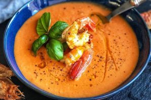 Томатный суп с креветками и базиликом