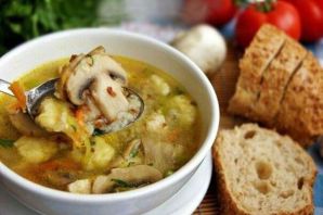 Суп с солеными грибами и картошкой