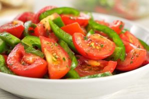 Салат из красного перца и помидор