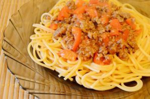 Спагетти с фаршем помидорами и перцем
