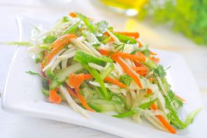 Витаминный салат из капусты и огурца